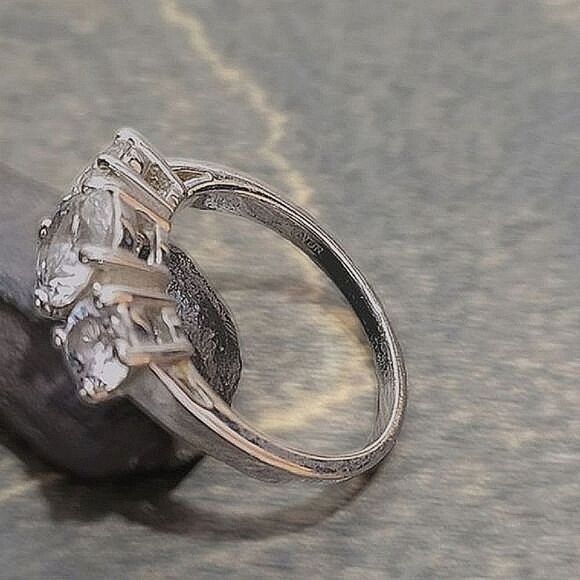 Vtg Avon three-stone clear rhinestone silver tone ring - Picture 3 of 9